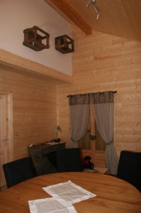 Côté salon de la pièce à vivre de Céphée