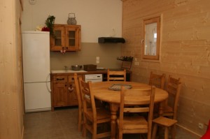 Côté repas de la pièce à vivre de l'appartement Andromède Côté repas de la pièce à vivre de l'appartement Andromède