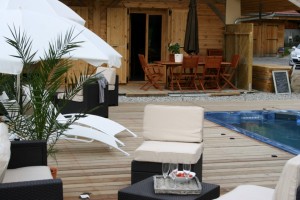 La terrasse solarium du spa au chalet Cassiopée