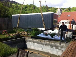 Le spa est maintenant au dessus de la fosse bétonnée 