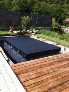Le Spa de nage est en place dans le jardin du chalet